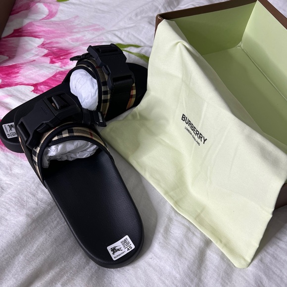 BURBERRYSLIDES - Picture 4 of 6